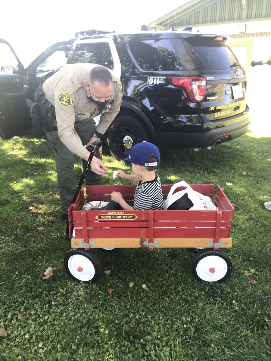SDMLASD's tweet photo. Everybody loves stickers😊🚔

#LASD #community https://t.co/KRCzoJCilL