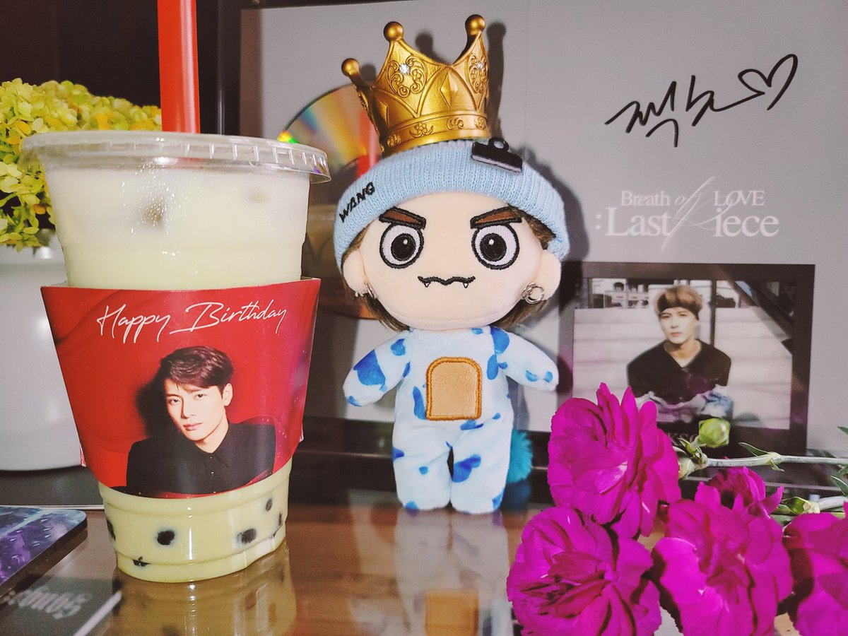 CLOUDLOVE100's tweet photo. Happy Birthday @JacksonWang852 👑❤🥳 I had to celebrate twice with matcha drinks. Thanks again @GOT7inOAK for the beautiful cup sleeves! 
#BoundToJackson_GA 
#KingJacksonDay 
#JacksonNeverAlone https://t.co/50BjDc4vAo