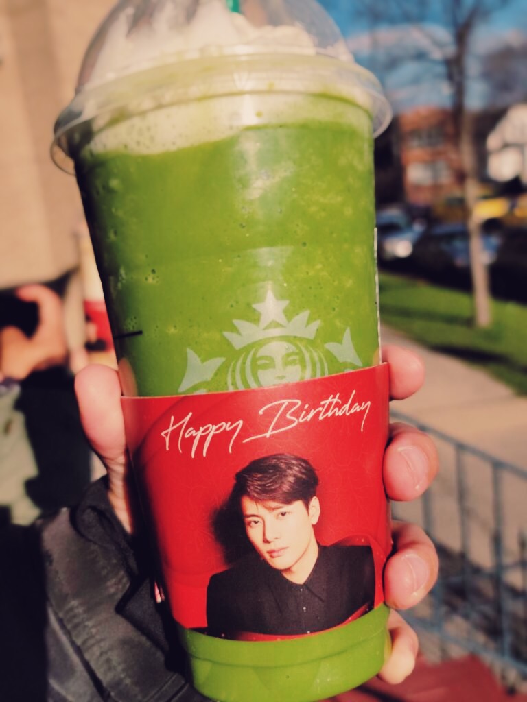 CLOUDLOVE100's tweet photo. Happy Birthday @JacksonWang852 👑❤🥳 I had to celebrate twice with matcha drinks. Thanks again @GOT7inOAK for the beautiful cup sleeves! 
#BoundToJackson_GA 
#KingJacksonDay 
#JacksonNeverAlone https://t.co/50BjDc4vAo