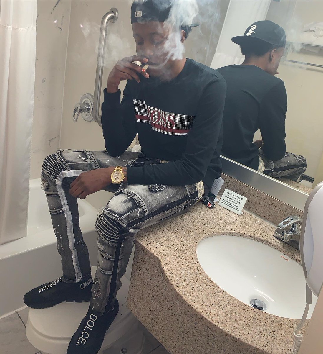 LorMauddd's tweet image. “Neva show my feelings nowadays it’s hard to read me👿when shit get tough tell me you won’t neva leave me”!! #Freedareal🔓 #MoWorld💔