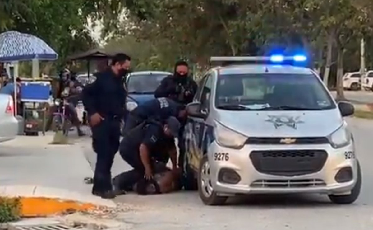 El_Universal_Mx's tweet photo. 🚨#ÚltimaHora 🚨 Separan del cargo a policías que sometieron a una mujer hasta matarla en Tulum https://t.co/MWlJMCRbVp https://t.co/9yU5l2rG1T