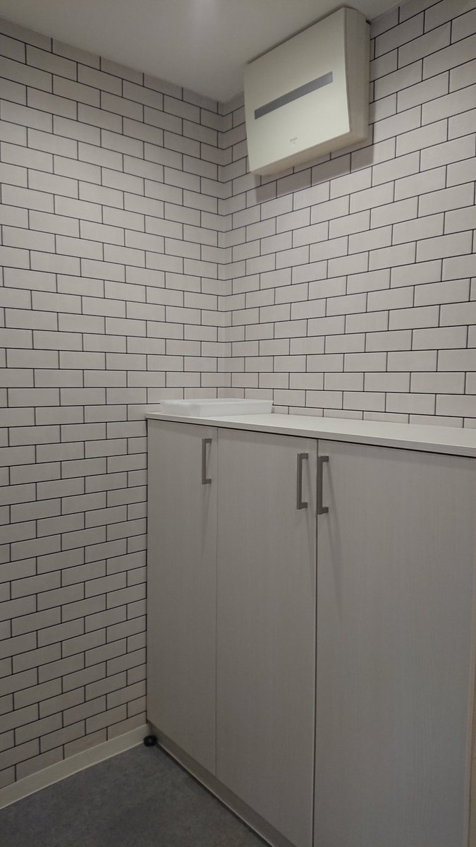 Ic21 على تويتر 人気のサブウェイタイル風のクロスで おしゃれな玄関に 玄関は暗いから白無地のクロスで明るく となりがちですが タイル 風柄を使えば明るさだけでなくオシャレさもプラスできます グレーの床に合わせればカフェみたいな雰囲気に