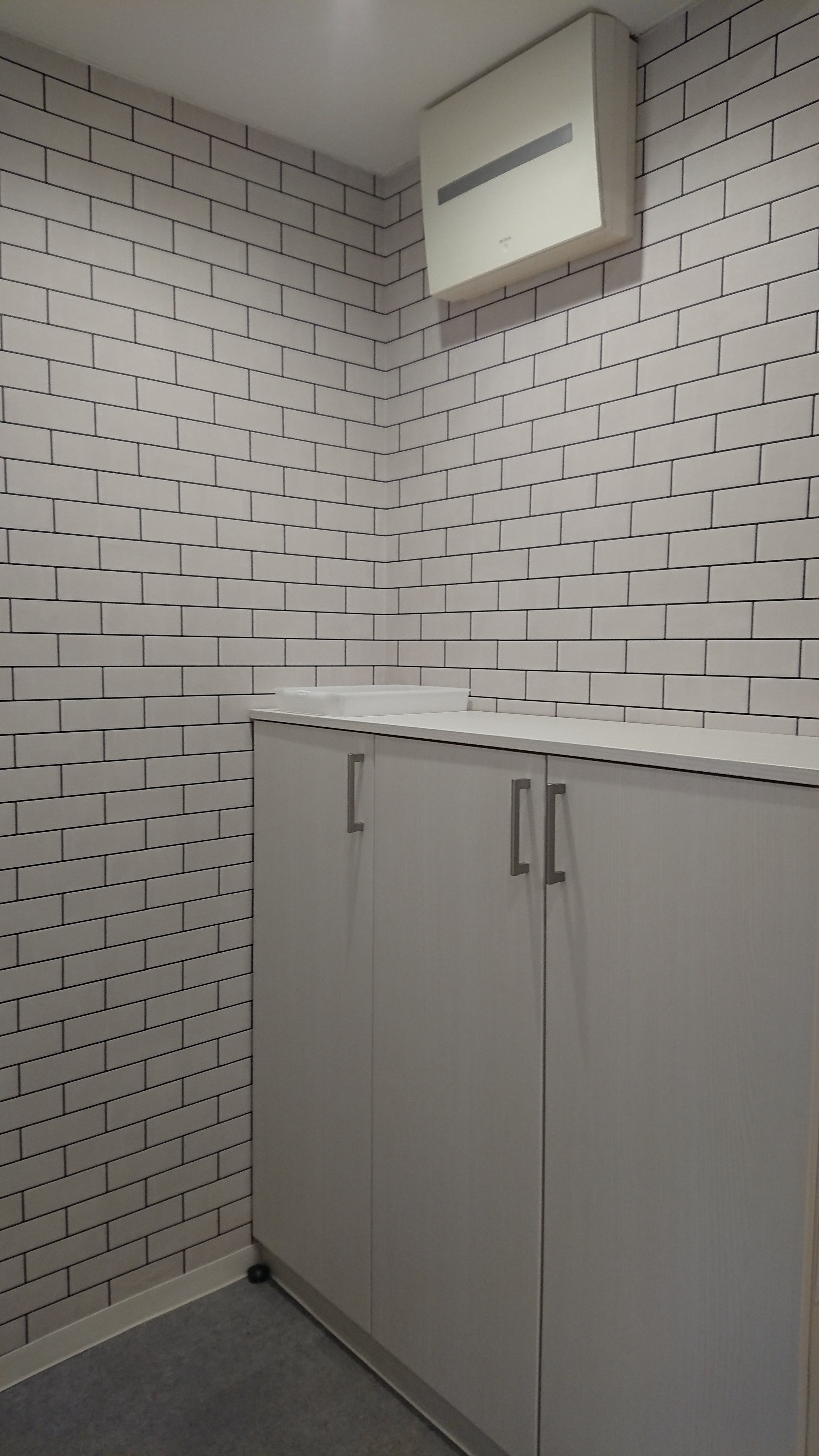 Ic21 人気のサブウェイタイル風のクロスで おしゃれな玄関に 玄関は暗いから白無地のクロスで明るく となりがちですが タイル 風柄を使えば明るさだけでなくオシャレさもプラスできます グレーの床に合わせればカフェみたいな雰囲気に