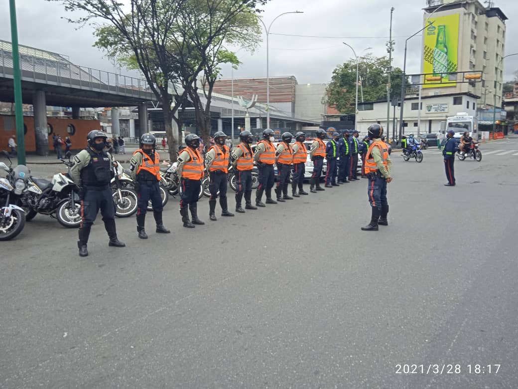 PolisucreOficia's tweet photo. #28marzo | Despliegue Conjunto Estratégico de Seguridad Ciudadana Inteligencia Patrullaje y reacción Inmediata #Plan76 INPRI al servicio de la ciudadanía para garantizar la paz y seguridad.
#Petare
@capitalzodi41
@PoliciaMiranda
@DESURPETAREGNB
#ServirYProtegerPMS https://t.co/M0p5E6KGoB