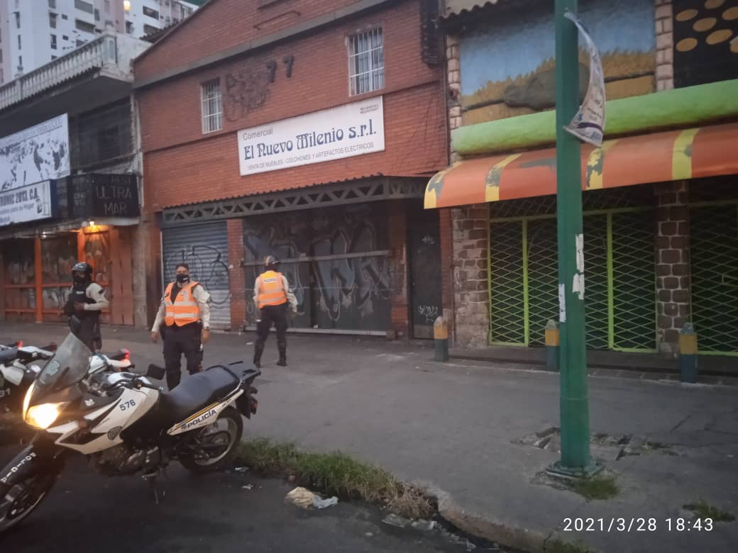 PolisucreOficia's tweet photo. #28marzo | Despliegue Conjunto Estratégico de Seguridad Ciudadana Inteligencia Patrullaje y reacción Inmediata #Plan76 INPRI al servicio de la ciudadanía para garantizar la paz y seguridad.
#Petare
@capitalzodi41
@PoliciaMiranda
@DESURPETAREGNB
#ServirYProtegerPMS https://t.co/M0p5E6KGoB
