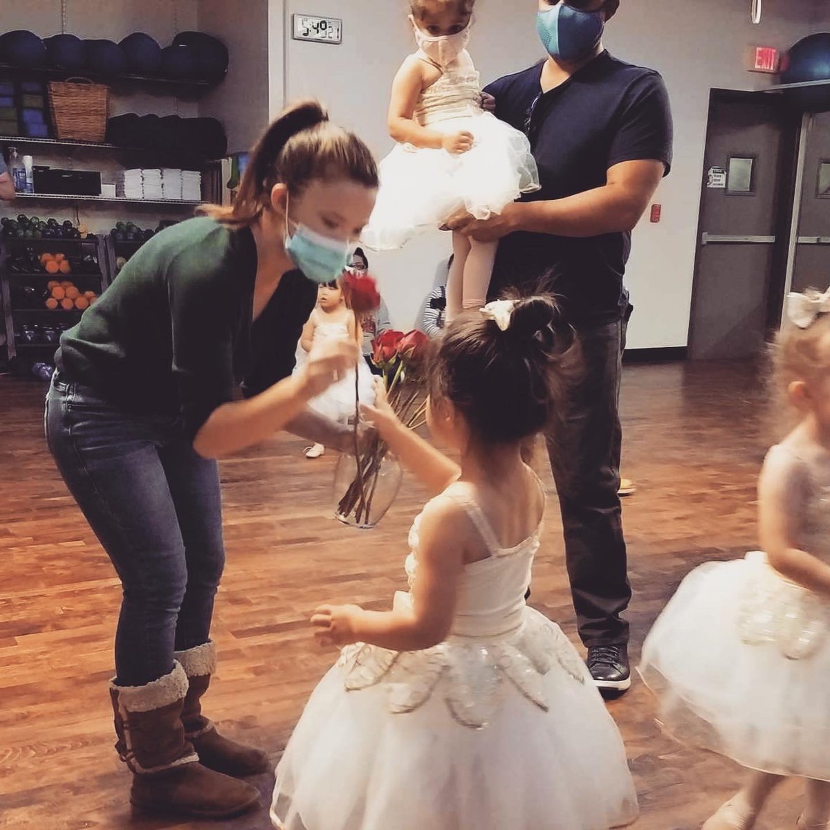 tapntoedance's tweet photo. Roses for our students! #welldone #bravo #tapntoeschoolofdance #AustinTx https://t.co/9HWNaM6fwe
