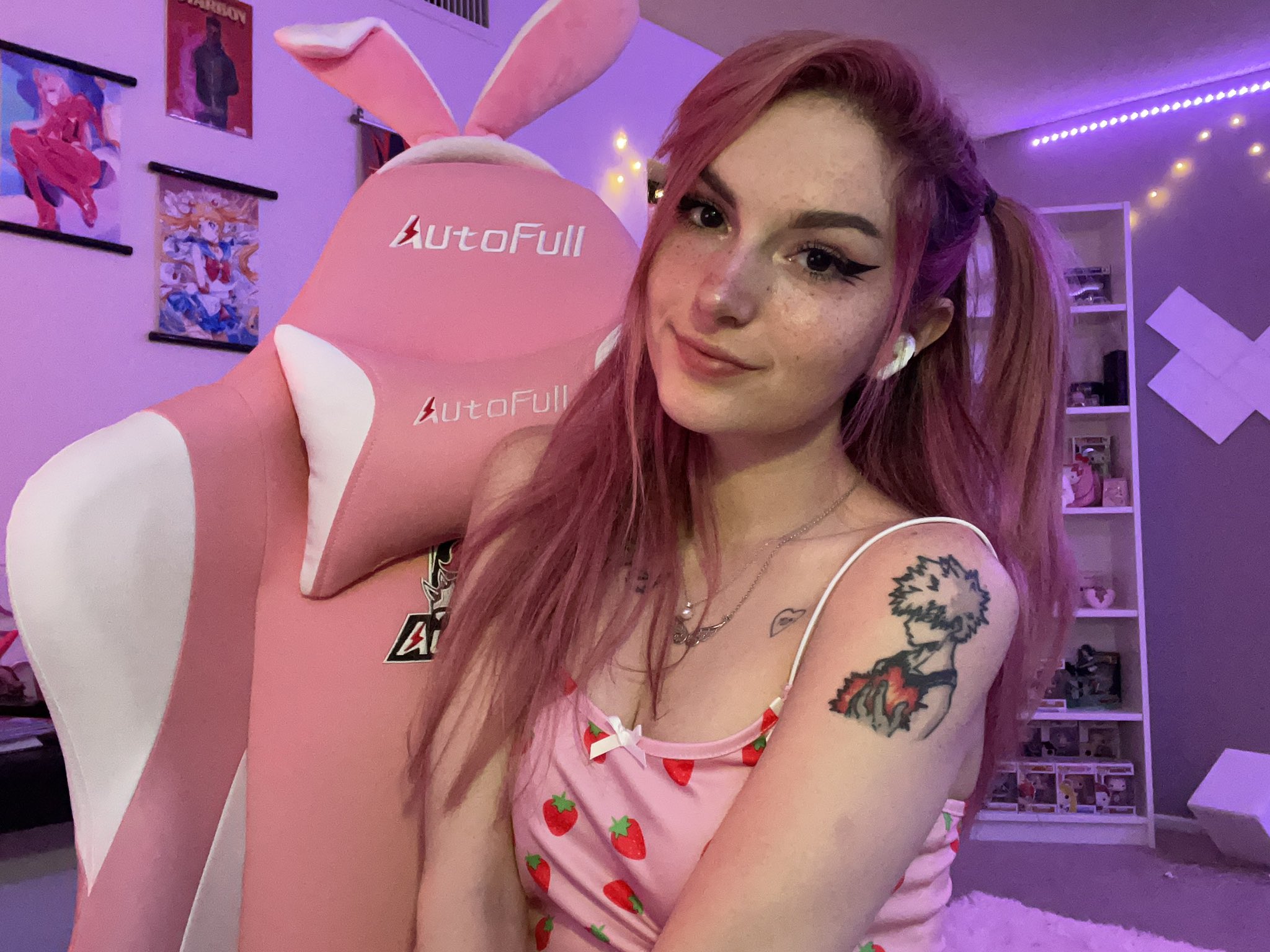 big daddie b 🌙✨ on X: sleepy strawberry girl 🍓 t.coeQlPOdVGgx   X