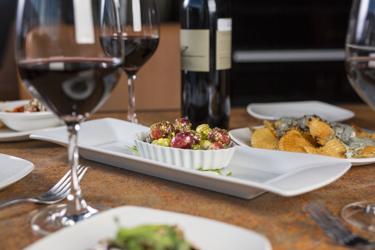 HotelBlackfoot's tweet photo. Come in to our Lobby Lounge and check out our great selection of wines! We are running the "Start Your Wining" promotion until the end of April. Get 1/2 off all our bottles of wine Monday - Friday from 4 pm - 7 pm in the Lobby Lounge. Don't forget to try our amazing Tapas! https://t.co/IFTv4aII7N