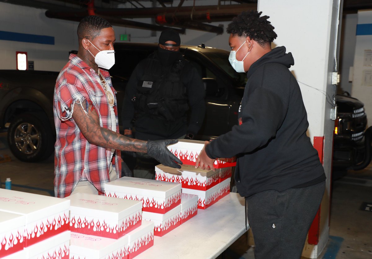 WBeholder's tweet photo. Después de vender The Flame Block Runners en 7 minutos en línea,@YG visitó Skid Row el viernes y regaló 50 pares a las personas sin hogar. Siempre uno real 💯
https://t.co/YdH9VPPk3j https://t.co/B8gUzAy7JS