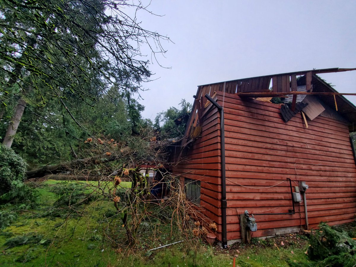 dsdhillon's tweet photo. @CBCNews the wind destroyed a house in a north delta neighborhood on delcrest drive https://t.co/gdepKsSF7L