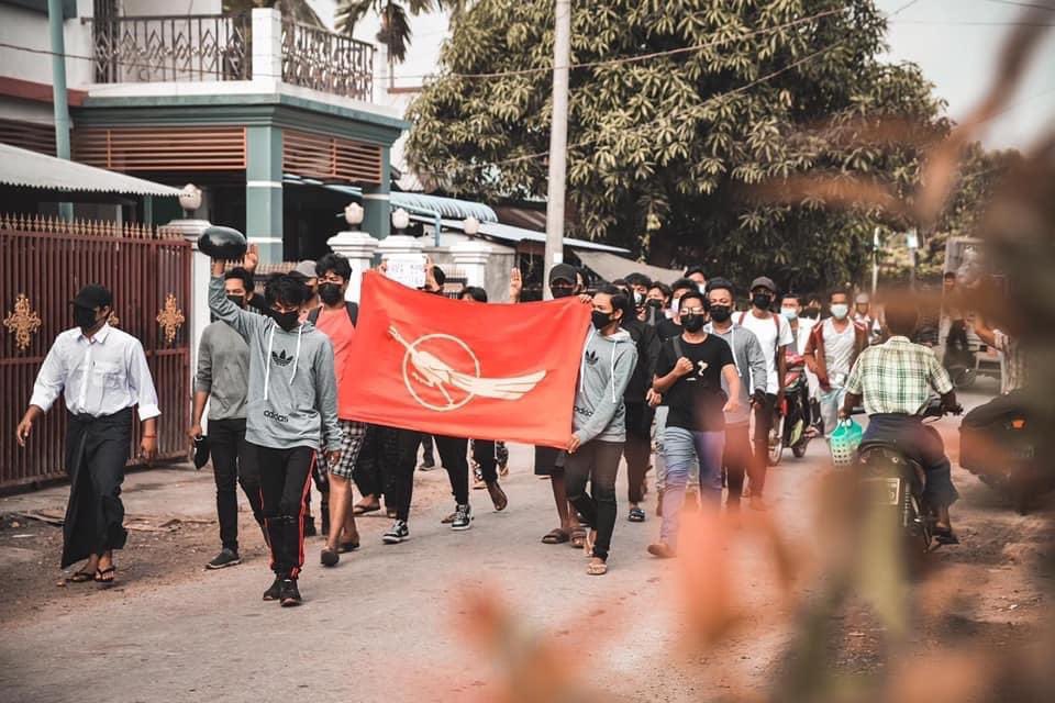 Myitzu19's tweet photo. Students take to streets in Mawlamyine
March 29, 2021
Students in Mawlamyine, took to the streets against the military dictatorship on Monday despite the presence of junta forces in many parts of the town. (Photo: Mawlamyine’s Voice)
 #WhatsHappeningInMyanmar 
#Mar29Coup https://t.co/vzmsv51Ytm