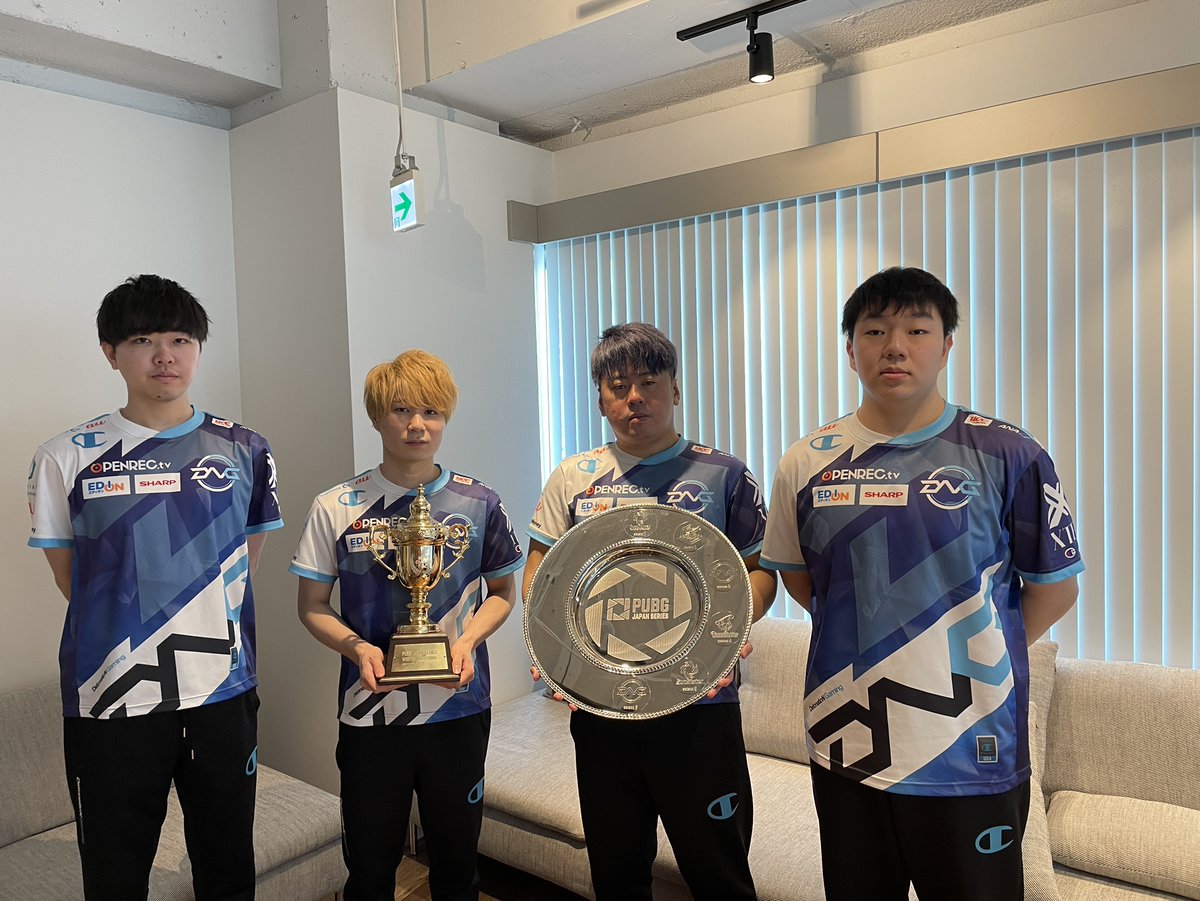 PUBG_DMM's tweet photo. 銀座ロフトで展示していたPJS優勝シャーレも無事に @team_detonation Whiteの元へ届きました!
#PWI2020 のトロフィーと共に写真を送ってくれました🥰
これからもPUBGシーンのトップチームとして頑張ってください‼️
GL👍
#PUBG_DMM https://t.co/uh4S9S4OAM