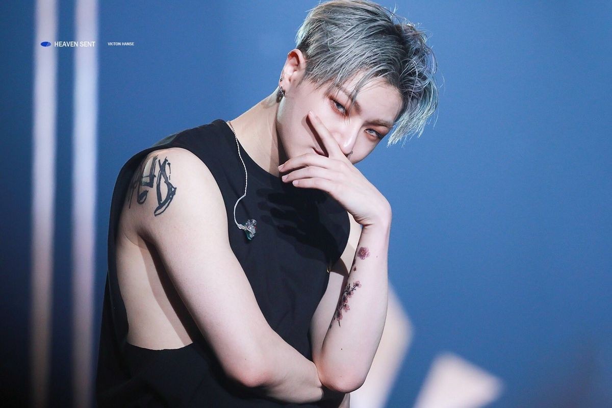VICT_ONtwt's tweet photo. @Alterum_twt [#DEVAK] Claro que si, preciosa. /Besito en la frente. 
La verdad estoy muy sorprendido, y a la vez orgulloso. Hemos pasado por mucho, pero... Somos una gran familia alocada.
Me han encantado, ¡gracias por preguntarme!♡ https://t.co/rJGixSxNCk