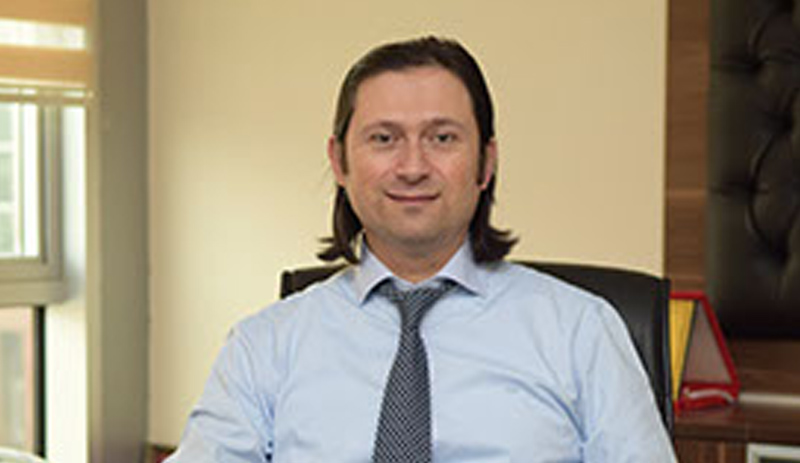 Sizleri tanıştığınıza memnun olmayacağınız ama aklınızın bir köşesine nakşedeceğiniz biriyle tanıştırmak istiyorum:

#AliİsmailKorkmaz'ın dövülerek öldürüldüğü kamera kayıtlarını silen Eskişehir Osmangazi Üniversitesi Bilgi İşlem Daire Başkanı.

Adı: Serkan Uğurluoğlu