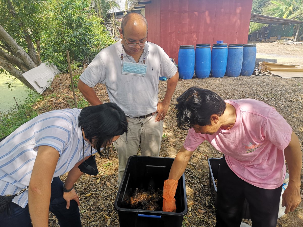 NoFoodWaste_TH's tweet photo. ขอบคุณดร.แจ๊คจากโครงการหลวงที่มาเยี่ยมครับ พวกท่านเป็นแขกชุดแรกของโครงการเราเลย
มาช่วยกันสร้าง #ชุมชนสีเขียว กันนะครับ https://t.co/o63V3xZuyG