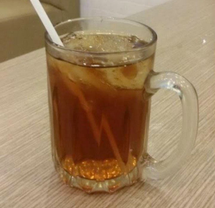 Siang-siang gini, enaknya minum es teh manis.. Tapi gulanya sengaja tidak diaduk supaya manisnya terasa diakhir, soalnya sudah trauma dengan yang manisnya diawal.. Have a good day, good people! 🤗