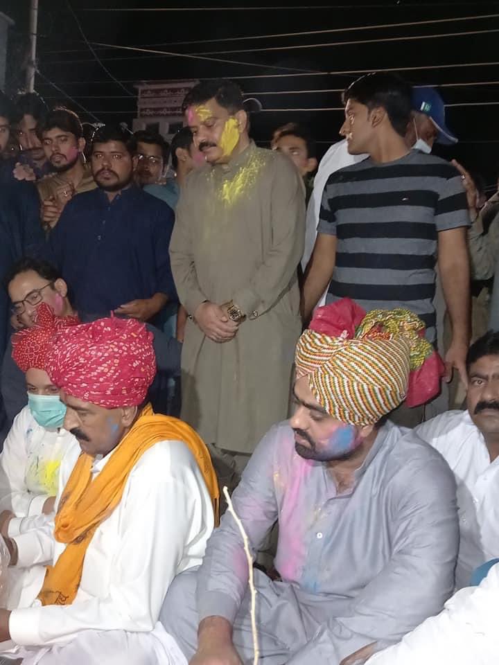 AhmeedJanjhi's tweet photo. PPP MPA king of thar @arbab_lutfullah celebrated Holi in Mithi.Thar is symbol of peace n pluralism where we celebrate all religious n cultural events. Holi 2021 is celebrated here by Hindu n Muslims n that is example of religious harmony. 
#HoliInThar 
#PeacePluralismOfThar https://t.co/YQIOiG7Zvb