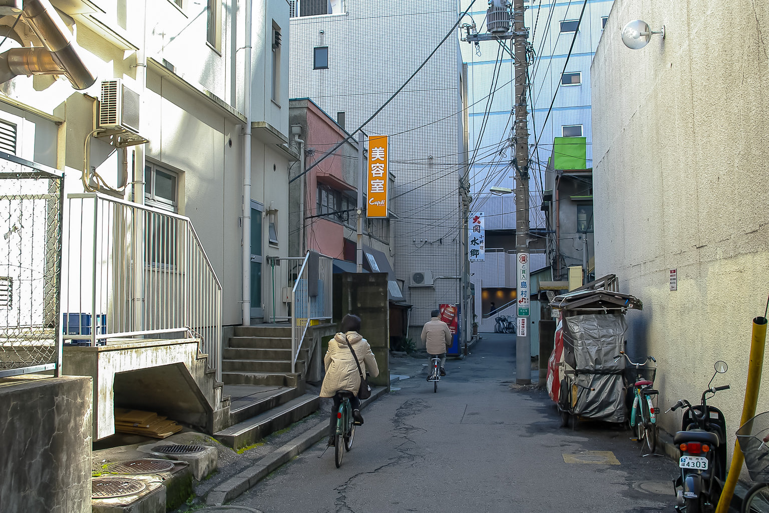 三日画師 柏市末広町の岡田病院とその向かいの萬代旅館 萬代鮨 柏高島屋と岡田病院に挟まれた路地にリヤカー屋台が置かれている 06年1月15日撮影 T Co Wrtqrfavuo Twitter