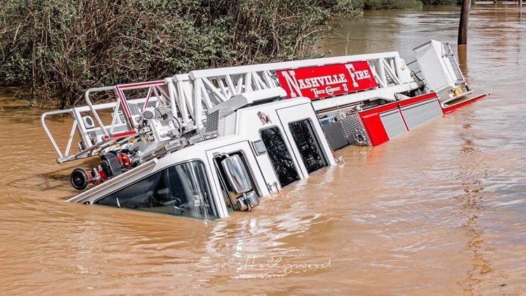 NASHVILLE LADDER TRUCK UNDER WATER FROM EXTREME FLOODING - TENNESSEE 
firefighterclosecalls.com/nashville-ladd… <a href="/IAFC_SHS/">IAFC SHS Section</a> <a href="/NashvilleFD/">Nashville Fire Dept</a> <a href="/NWS/">National Weather Service</a> #flooding #storms #Weather #firetruck #Firefighters #firefighter