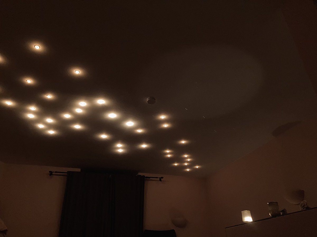 Heute Nacht sind drei Held*innen unterwegs: eine starke Gebärende und ihr Kind. Und die dritte Heldin ist eine von den MAJAs. Sie ist schon die zweite Nacht ohne Schlaf, und lässt sich nichts anmerken. Schön, als zweite Hebamme dabei sein zu dürfen. #majableibt #unersetzbar