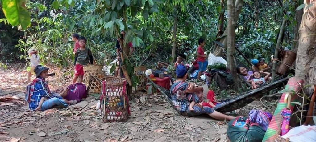 3 more air strikes launched on villagers in Karen on 28/29 March. Told the strikes happened at 11:41pm, 1:52, 3:34am around Day Bu Noh again. Looking for more info. At least 2-3000 reported to have fled to Thailand. Many more hiding in jungle in #Karen (see pics) #Myanmar