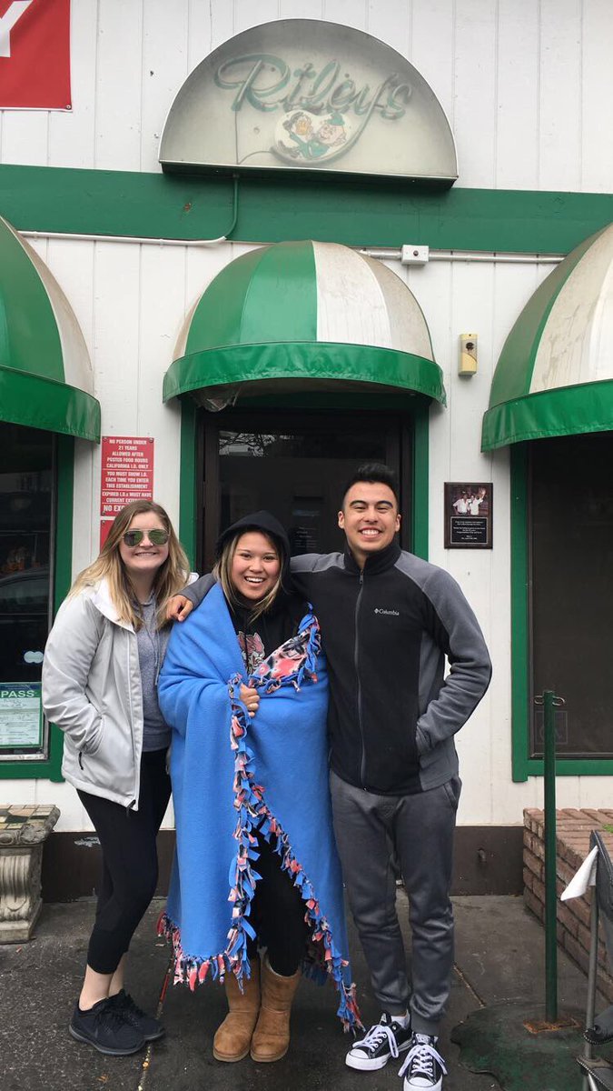 sanchezzzd's tweet photo. Throwback to standing in line @ 3:30am to graduate from Riley’s. Our favorite college bar ❤️☘️ #BestBarRileys https://t.co/p0CIhZjoS9