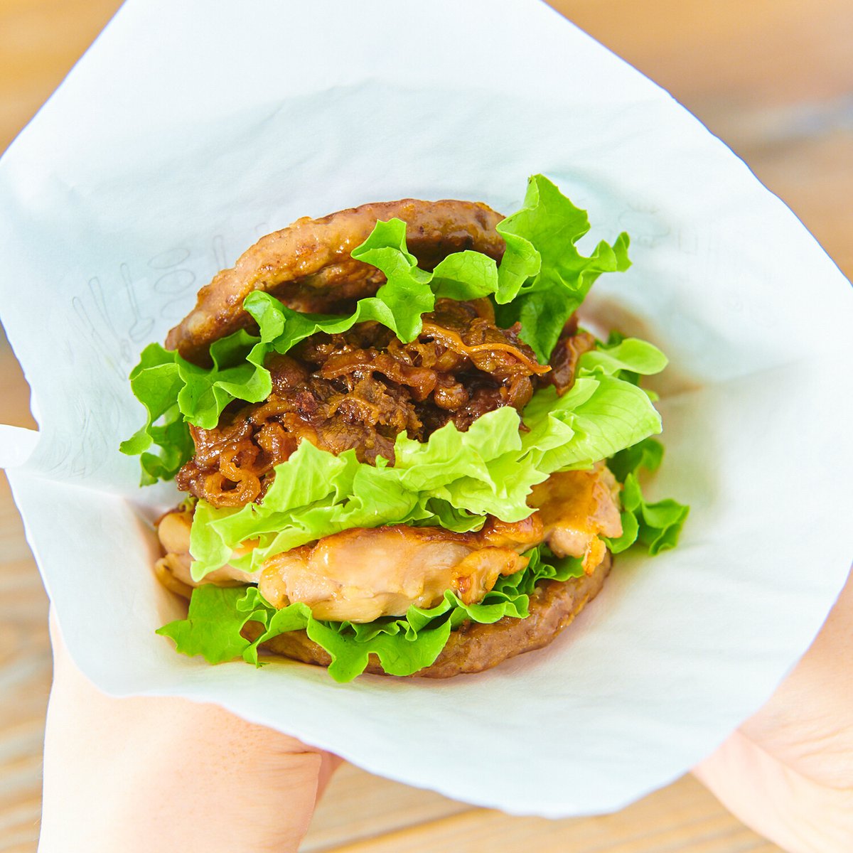 モスバーガー 毎月29日限定 焼肉と直火焼チキンを ハンバーガーパティで豪快にサンドした にくにくにくバーガー 肉の日 のランチはガッツリで モスバーガー 営業時間や販売メニューは店舗により異なります