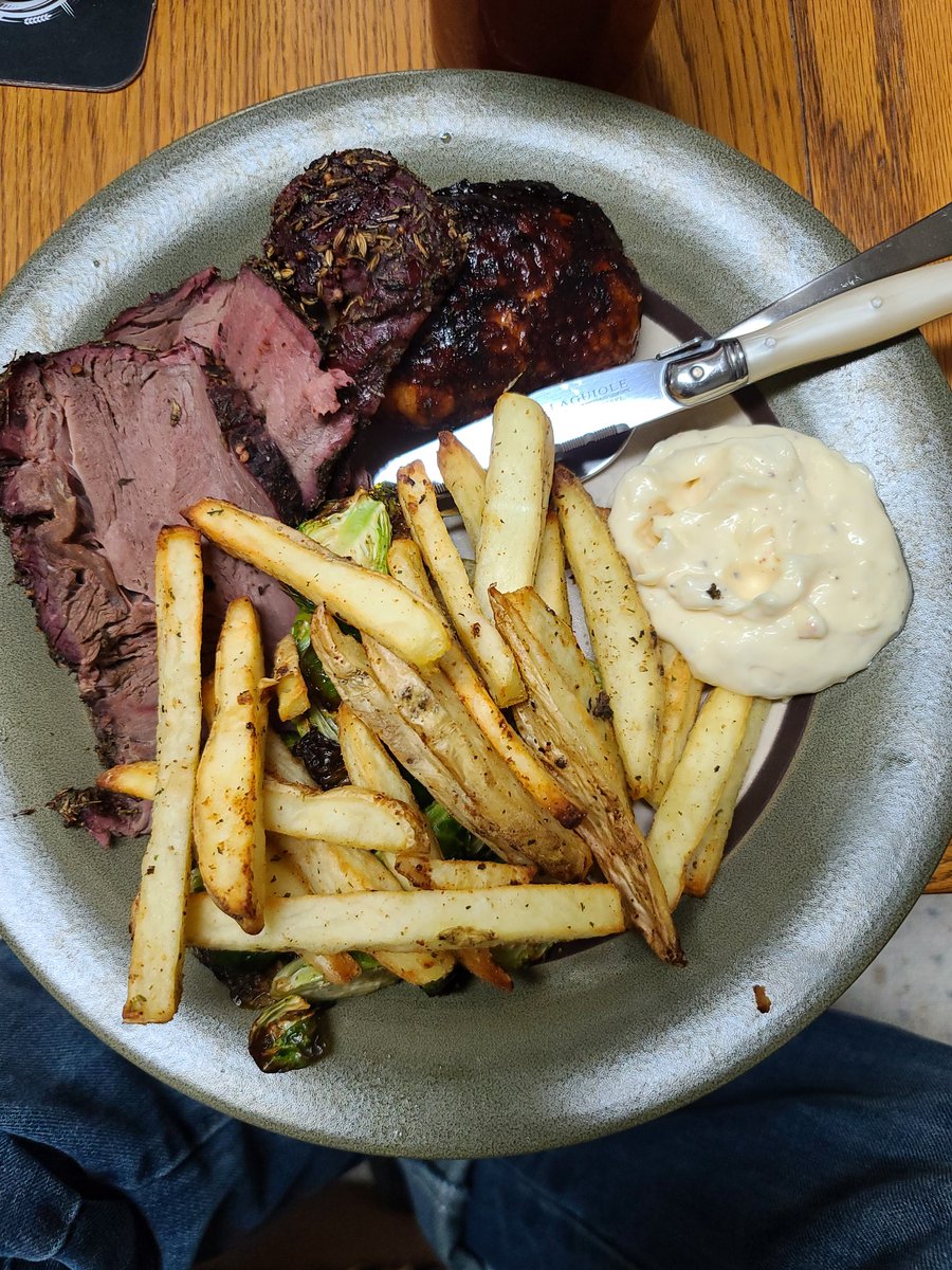 ThisOleBoy1's tweet photo. Update to the update:
We did home made fries and aioli sauce as well
#maximumFullness #meatsweats https://t.co/rolL6zO9TU