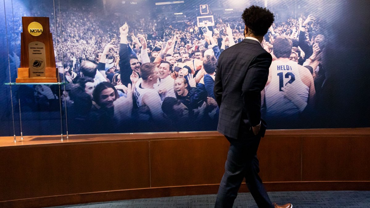 MarquetteMBB's tweet photo. #mubb @CoachShakaSmart can't wait to get to work in the morning! Check out our photo gallery for an exclusive look at his arrival on the @MarquetteU campus Sunday afternoon. 

📷 https://t.co/0KRsH9v96V https://t.co/G67uNvvuJ5