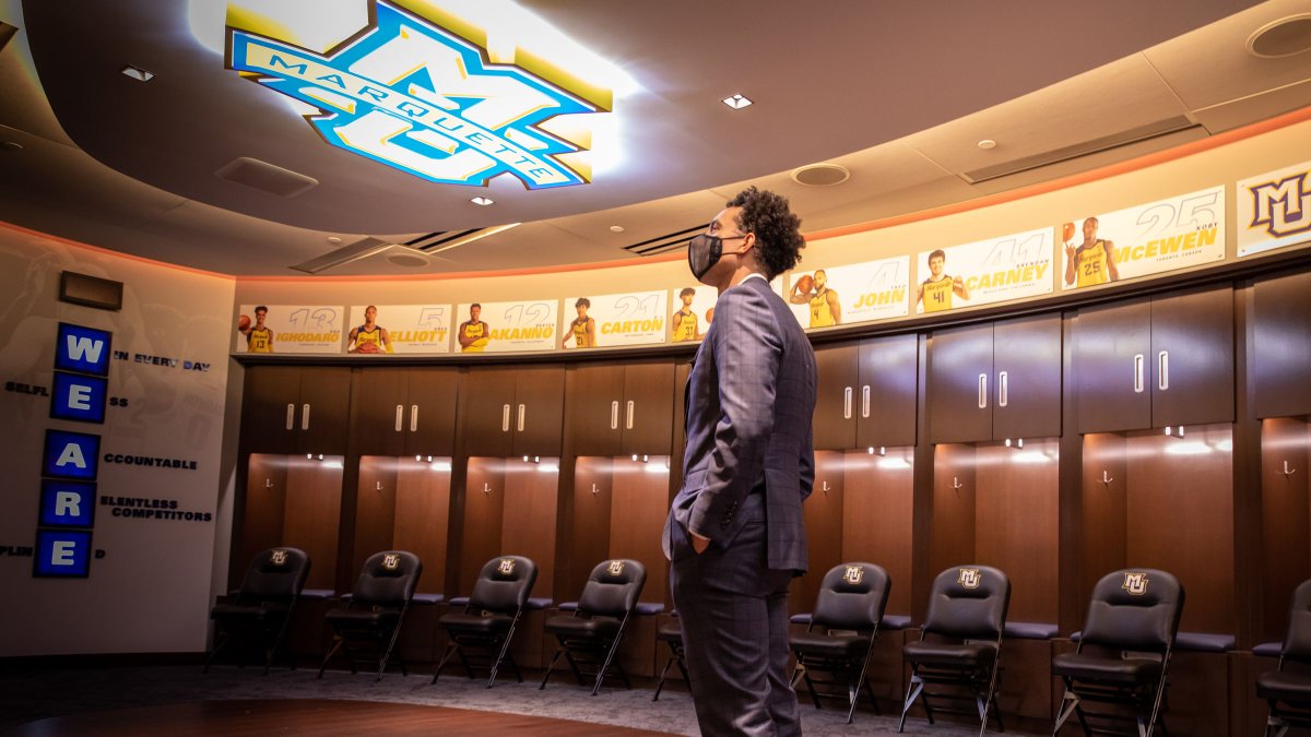 MarquetteMBB's tweet photo. #mubb @CoachShakaSmart can't wait to get to work in the morning! Check out our photo gallery for an exclusive look at his arrival on the @MarquetteU campus Sunday afternoon. 

📷 https://t.co/0KRsH9v96V https://t.co/G67uNvvuJ5