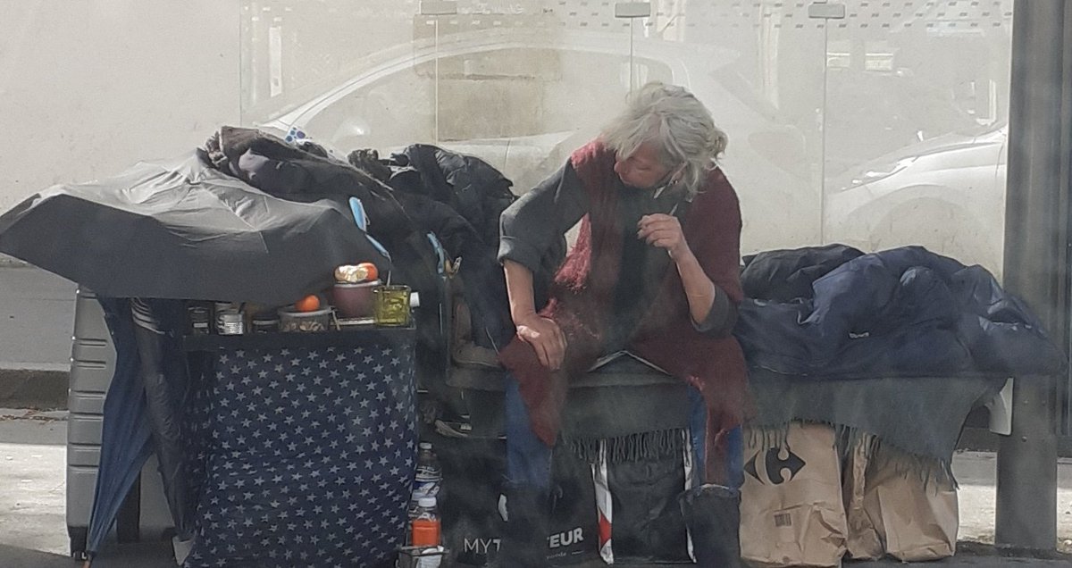 sarahfrikh's tweet photo. Effarée 😳 face à ces faux débats ms si tt ce beau monde pouvait dépenser autant d'énergie face à la hausse des personnes, familles qui se retrouvent sdf, nos retraités qui fouillent les poubelles, on avancerait vraiment pour le bien être de notre 🇫🇷 #femmesdf #rechauffonsnossdf https://t.co/zfLoIDRrsJ
