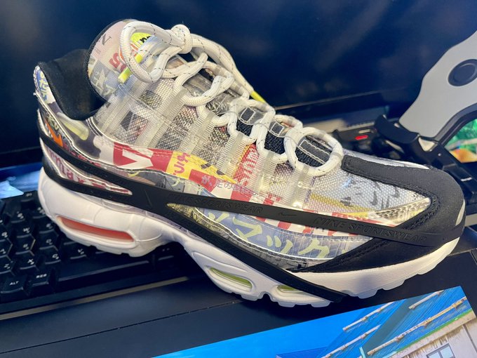 コンビニ雑誌のスニーカー買った 