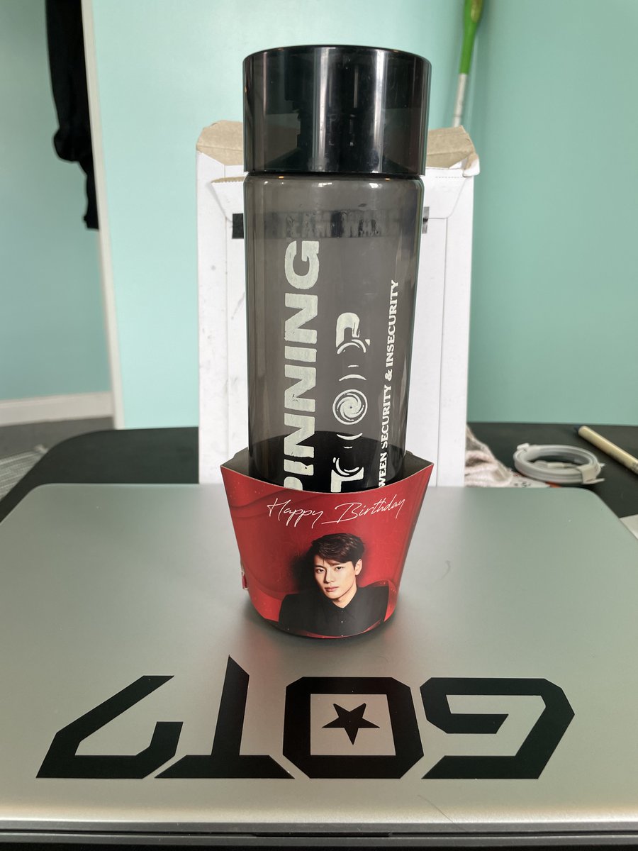 theoriginalLLV's tweet photo. Thank you @GOT7inOAK for this fabulous set in celebration of @JacksonWang852's birthday! Everything is just perfect!! 💚🐤👑🍓🎂🎉
#HappyBirthdayJackson #KingJacksonDay
#BoundToJackson #JacksonWang #TEAMWANG
#GOT7 #IGOT7 #갓세븐 #아가새 @GOT7Official https://t.co/EinoAOBHqt