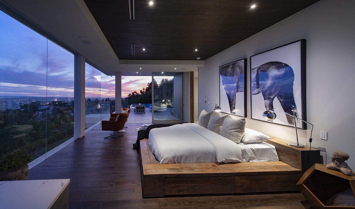 marcwhipple's tweet photo. At our Los Tilos house in the #HollywoodHills the ultra modern primary bedroom looks out on expansive Los Angeles city views, with a seamless connection to the outdoor pool terrace. Modern design for the West Coast lifestyle. Photo @maccollum. https://t.co/b7tPed55D6