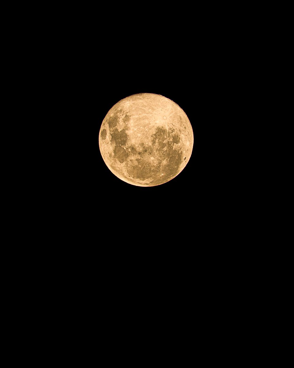 ChaqueSilva1's tweet photo. La Luna hoy con diferentes balances de blanco. 🌕 https://t.co/p2igH8ADAn