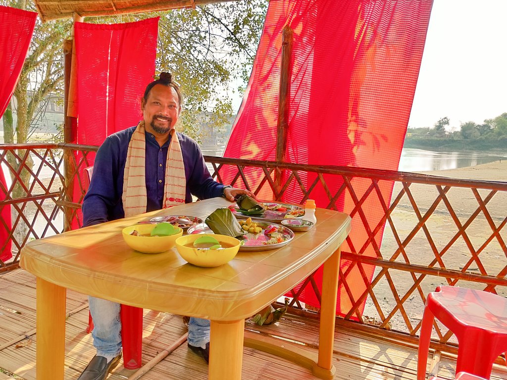 hemajitphukon's tweet photo. নিৰ্বাচনৰ মাজতে টিপাম ফাকে বৌদ্ধ বিহাৰ পৰিভ্ৰমণ কৰি অসমৰ সকলো ৰাইজ তথা বিশ্ব শান্তিৰ মঙ্গল কামনা কৰি সেৱা জনোৱাৰ লগতে থলুৱা খাদ্যৰ জুতি লওঁ।
☸️
🌱☘️🍀🌿🍃🍂🌏
#টিপাম #Tipam
#টিপামফাকে #TipamPhake
#বুদ্ধ #Buddha
#Assam #India https://t.co/84MCW9Qo3f