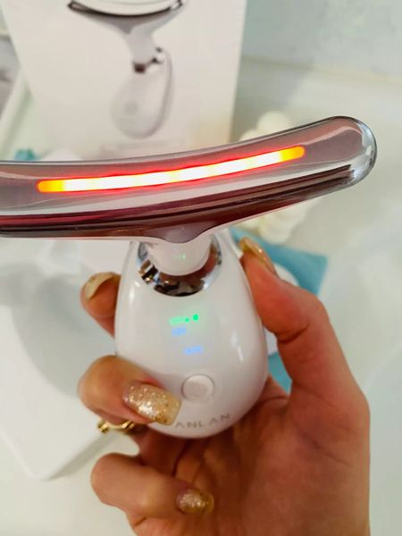 Neck Beauty Device Available Now! LED BLUE, RED &amp; GREEN lights for anti-wrinkle Heat/Vibration treatment.

Package includes:Neck beauty device*1 USB charging cable*1 User manual*1 Storage bag*1

Sale price: $58.98

rememberbeauty.com.au/shop/ols/produ…

rememberbeauty.com.au/shop/ols/produ…