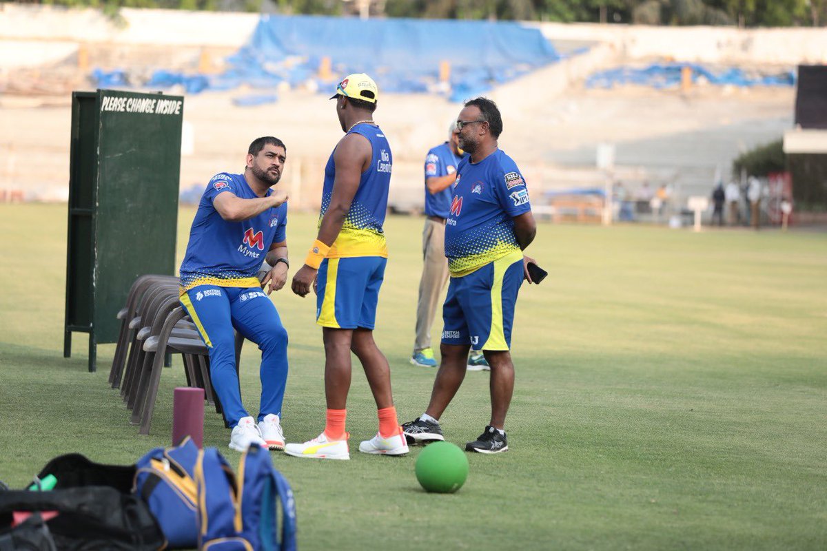 russcsk's tweet photo. Any idea what we are chatting about #twogreathumans #legends #CSKfamily 🦁🦁🦁🦁🦁🦁🦁 https://t.co/0OFhUNPkZi