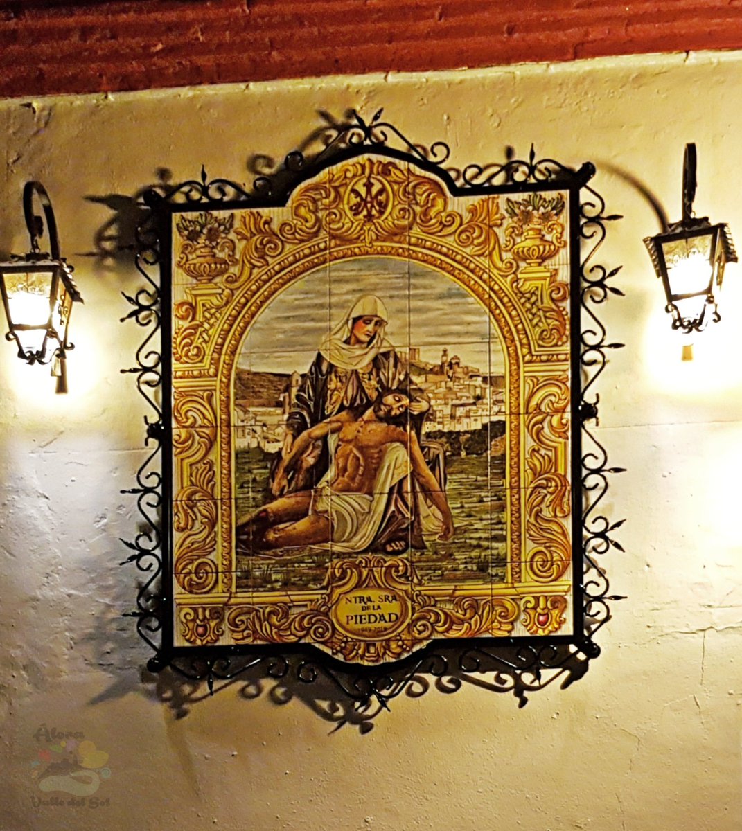 AloraValledeSol's tweet photo. #Álora 

La Iglesia de la Veracruz luce desde ayer domingo este precioso retablo cerámico de Nuestra Señora de la Piedad. Todo un acierto que embellece aún más la fachada de esta bonita iglesia a la par que informa que dentro podemos ver la imagen real, una de las más preciosas. https://t.co/GtKtXbZsuX