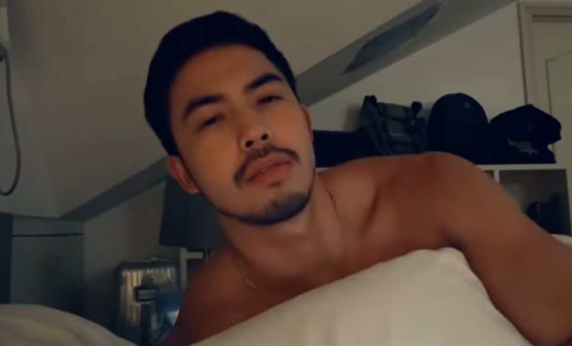 BoyfriendHello's tweet image. Imagine, Xavier is looking at you while you were sleeping.

#HelloStrangerEp4