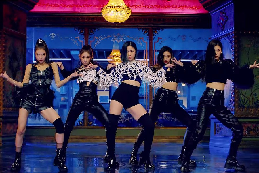 soompi's tweet photo. #ITZY's "WANNABE" Becomes Their 1st MV To Reach 300 Million Views #WANNABE300M
https://t.co/Z3eZQPyyD7 https://t.co/ddz1EvBeFt