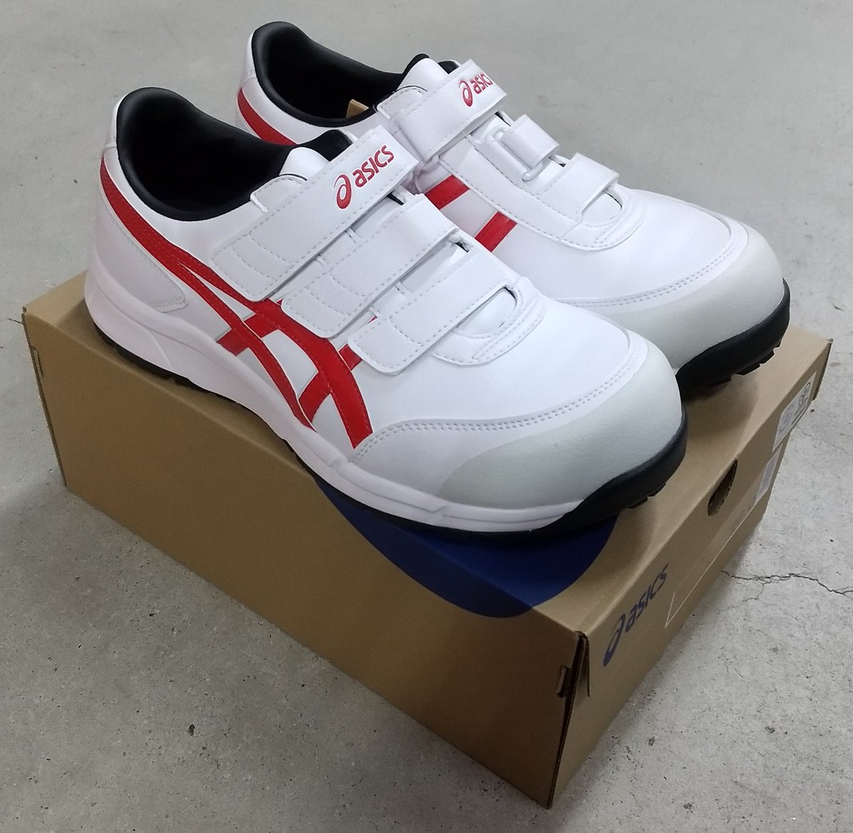 大将 公式 新商品 門真店 Asics Cp301 102 ホワイト レッド デジャヴ Cp306 100 Boaとカラーリングが 似ていますが こちらはベルクロタイプ 色はboaのやつが好きやけど マジックテープがええなぁ という方に 安全靴 靴