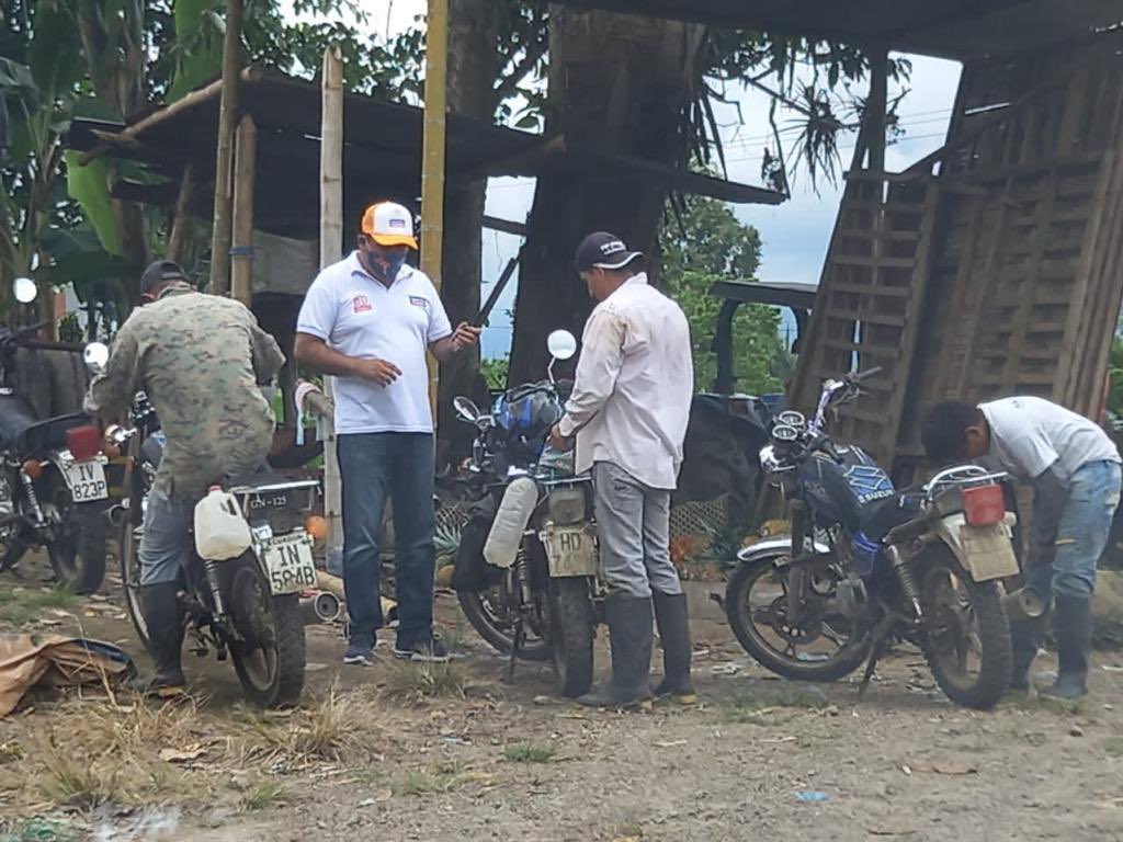 GC_Ecuador's tweet photo. Generación del Cambio #SantoDomingo socializando puerta a puerta el #PlanRural en #PuertoLimon .
La reducción de las cadenas de intermediación, 220.000 ha. Riego tecnificado, 2.200 Millones en créditos
@ecuarauz @rabascallcarlos @MashiRafael @enriquemenoscal @henry_caceresr https://t.co/tU4dYtUwZA