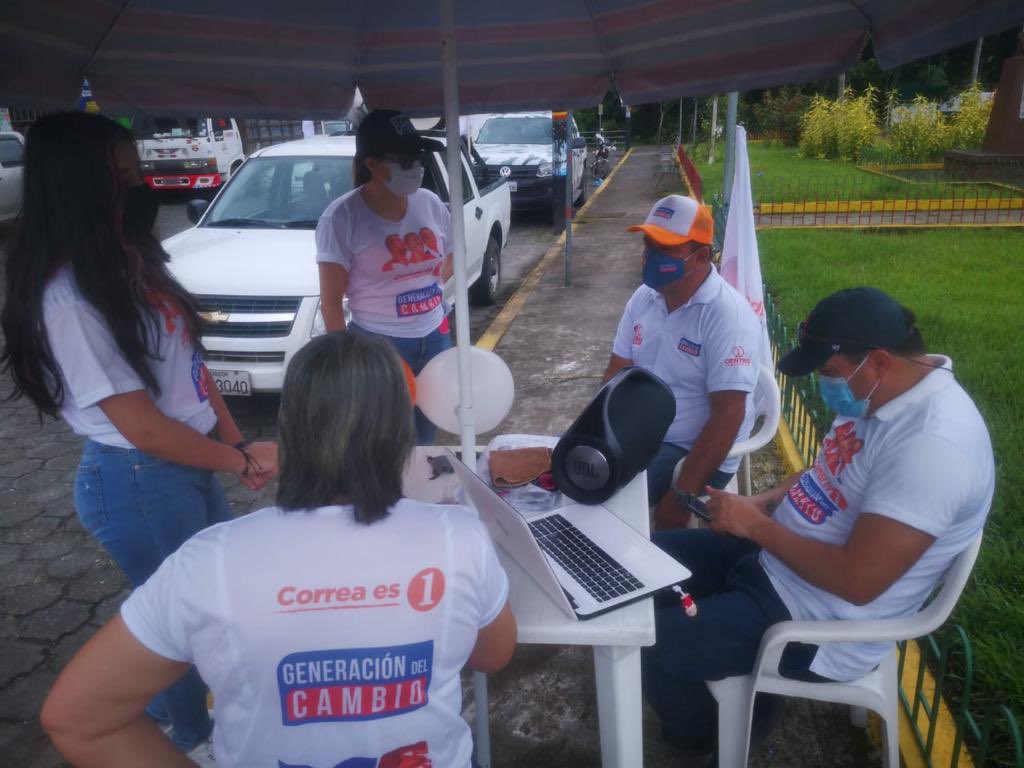 GC_Ecuador's tweet photo. Generación del Cambio #SantoDomingo socializando puerta a puerta el #PlanRural en #PuertoLimon .
La reducción de las cadenas de intermediación, 220.000 ha. Riego tecnificado, 2.200 Millones en créditos
@ecuarauz @rabascallcarlos @MashiRafael @enriquemenoscal @henry_caceresr https://t.co/tU4dYtUwZA