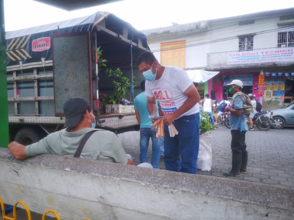 GC_Ecuador's tweet photo. Generación del Cambio #SantoDomingo socializando puerta a puerta el #PlanRural en #PuertoLimon .
La reducción de las cadenas de intermediación, 220.000 ha. Riego tecnificado, 2.200 Millones en créditos
@ecuarauz @rabascallcarlos @MashiRafael @enriquemenoscal @henry_caceresr https://t.co/tU4dYtUwZA