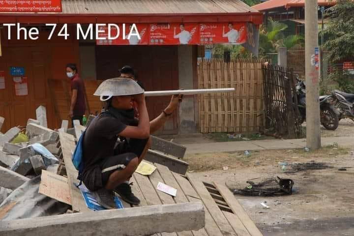 Our protester without safety equipments, just a cooking pan as helmet in the defense line. Military junta terrorists are killing such unarmed protesters with live ammunitions. Life is so unfair.
JUNTA MASSACRE
#Mar29Coup
#WhatsHappeningInMyanmar https://t.co/iQpzrNhY4j