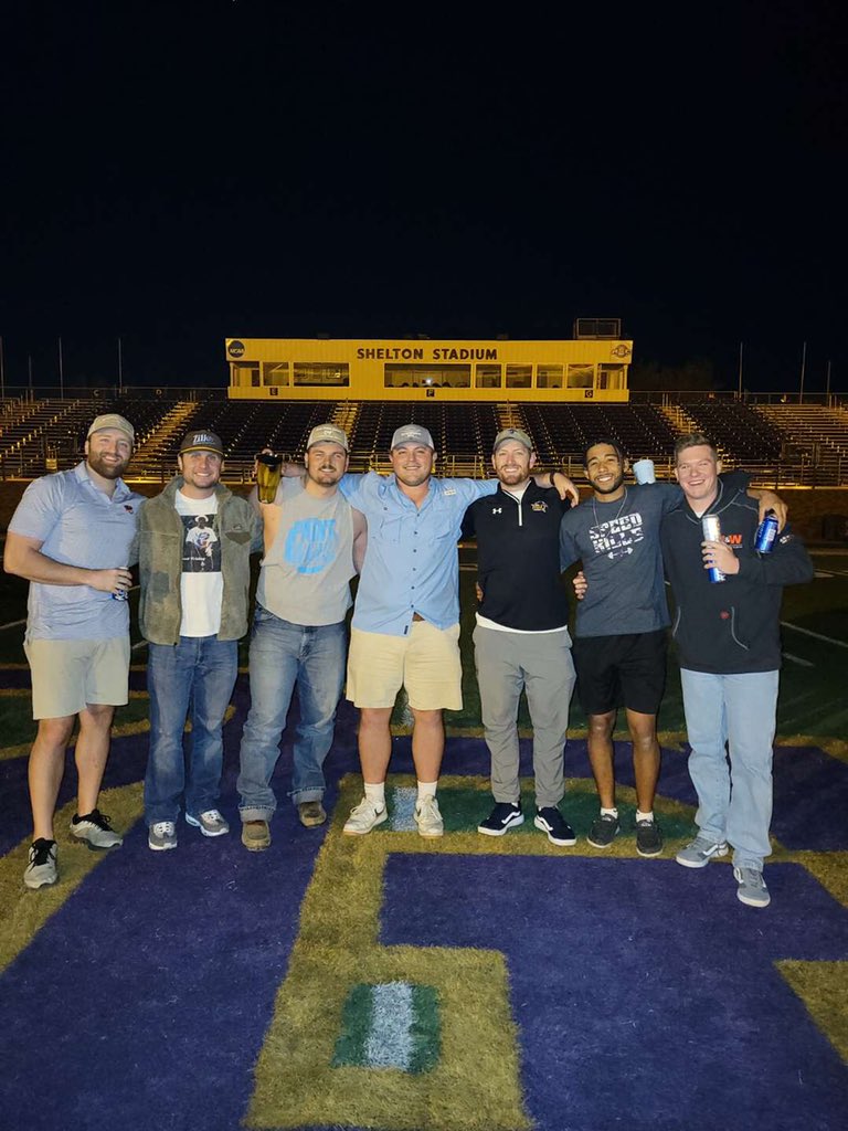 haydenday's tweet photo. Washed up d3 footballers. Decent food. Good time. https://t.co/O774DGhYcB