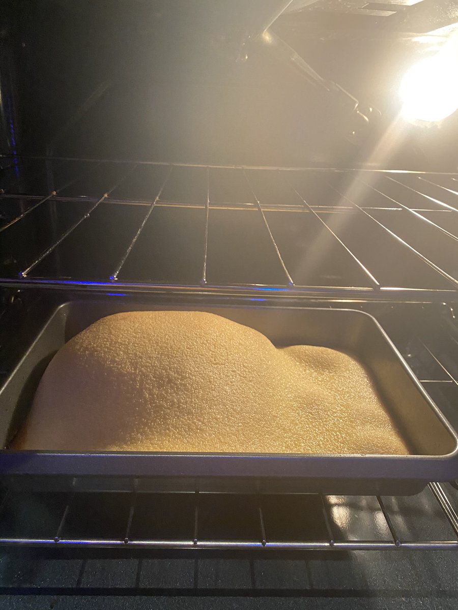 itsandreabotez's tweet image. Alex and I baked a cake and does anyone know why it’s doing this
