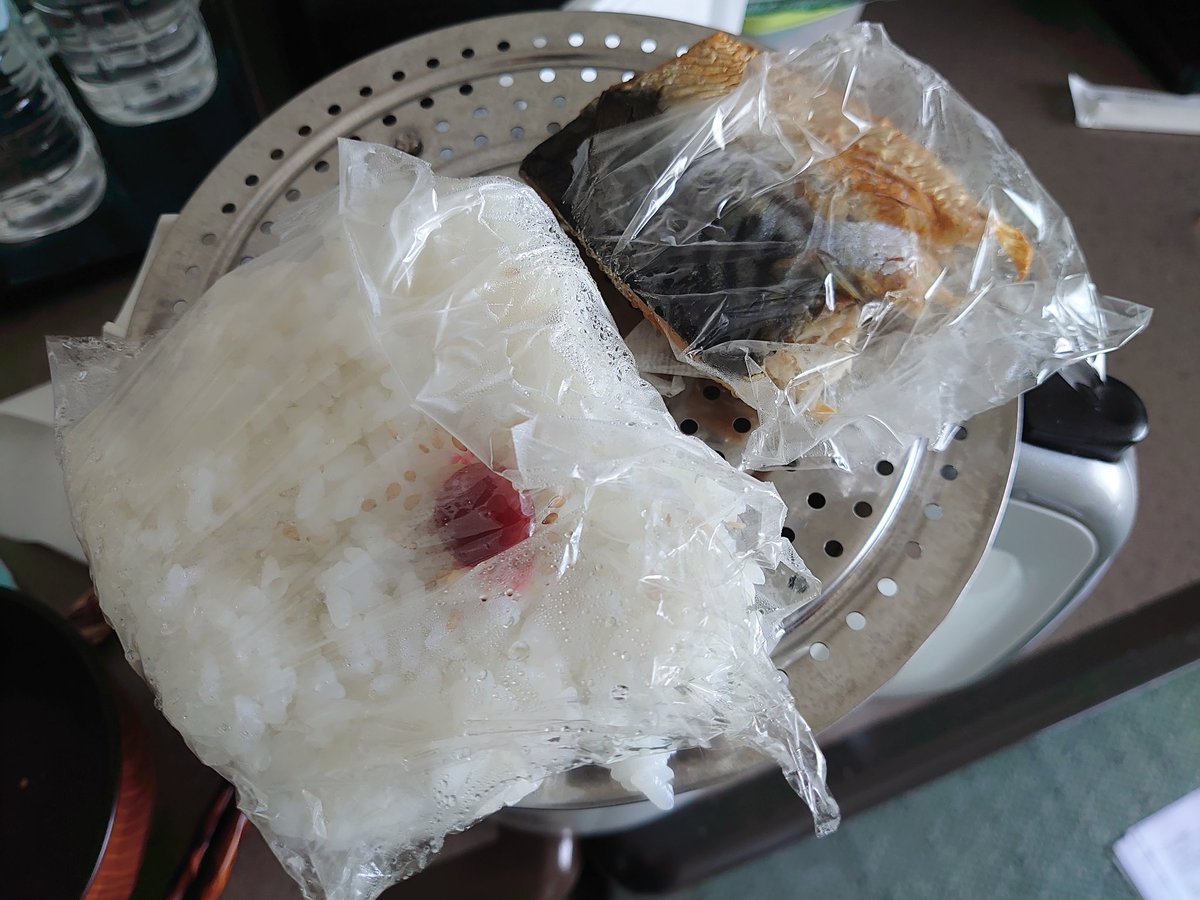 A Hope わたくしの冷や飯対策はなんと まんま ご飯を温める です ステンレス製落し蓋 ラップを持参し スイッチ押すだけの ケトル蒸し器 ここに爆誕 ここまでする人はいないと思いますが 冷や飯4日連続の監禁生活は精神衛生上非常に悪いのがよく