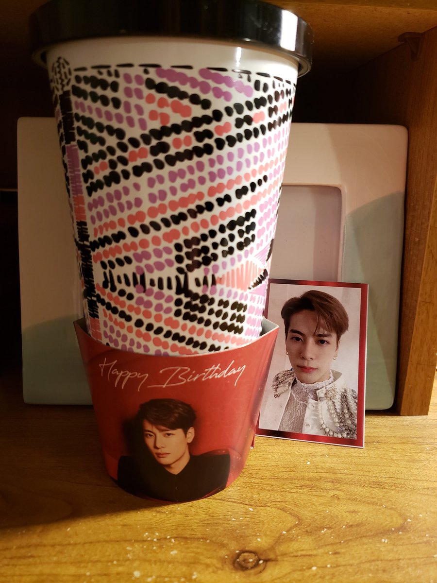 sherbaseline's tweet photo. He looks so good in red. 😍
Thank you for the sleeves & photocard. Mine arrived just in time for Jackson's b-day. I appreciate all that everyone does! 💚 @GOT7inOAK My cup has water but we can also pretend it's Pepsi 😉 #BoundToJackson_GA #BoundToJackson #JacksonWang https://t.co/lphTdV2Uin